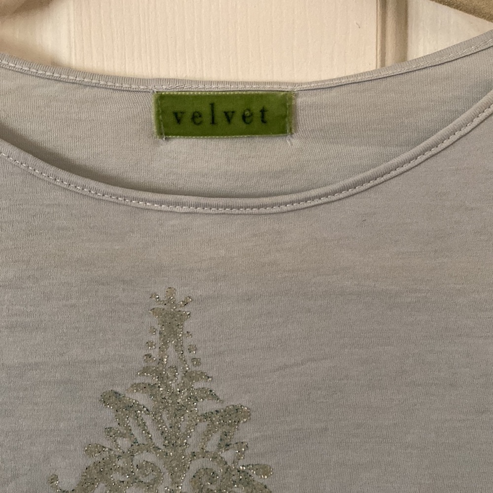Never worn, Velvet tee with sequin design. - Picture 2 of 3